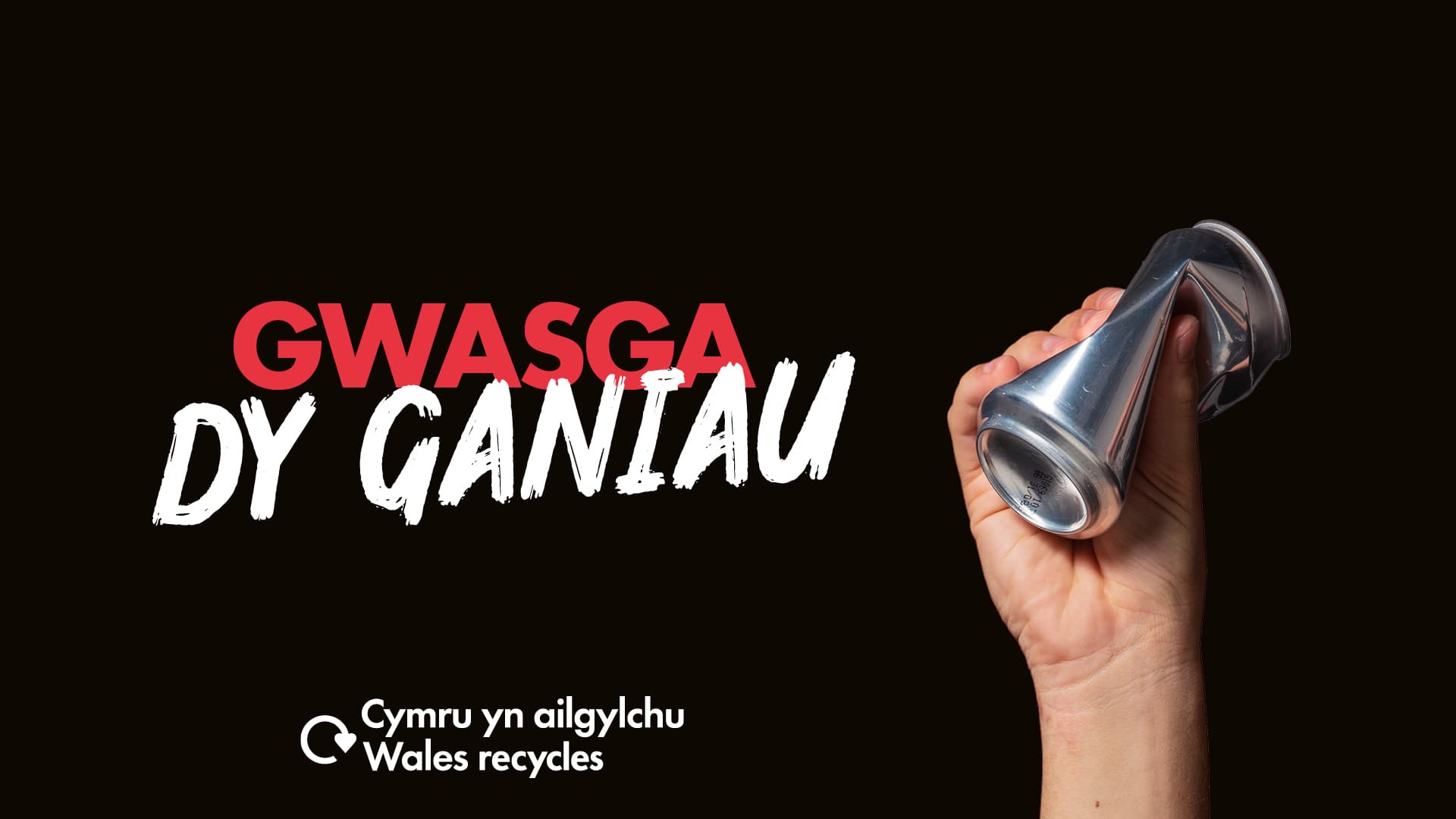 Llaw gwyn yn dal can diod gyda'r geiriau "Gwasga dy ganiau"