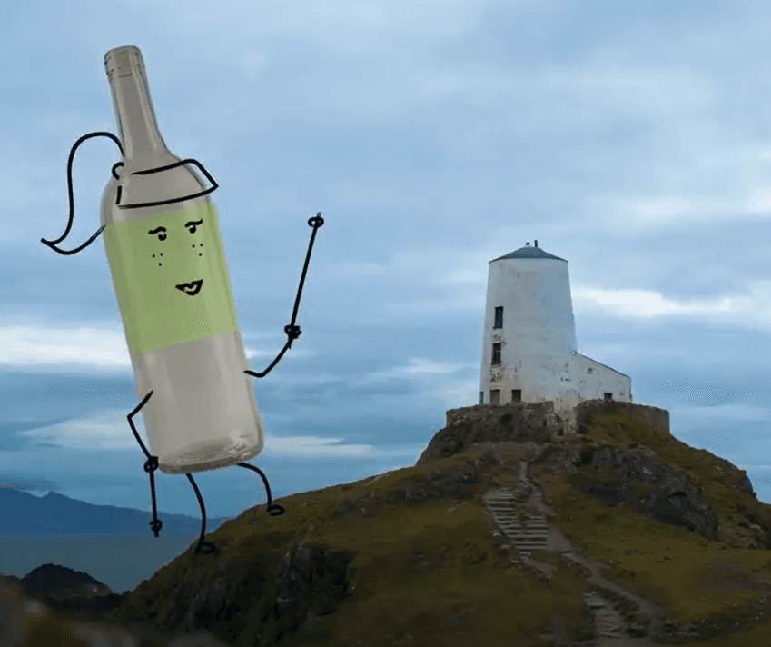 Mae 100% o’r gwydr sy'n cael ei ailgylchu yng Nghymru yn cael ei brosesu yn y DU